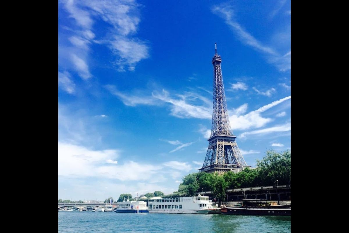 パリのエッフェル塔の青空の風景